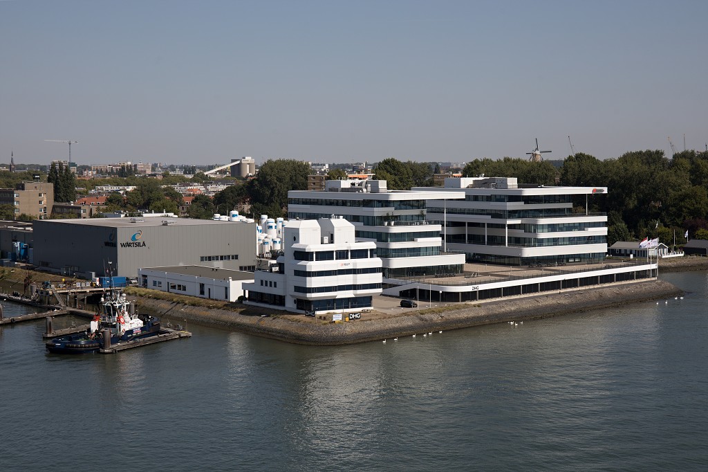 europoort maasvlakte rotterdam botlek haven scheepvaart industrie fabrieken marine transport overslag terminal portlantis ferry centrale